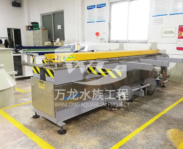 大型水族工程在建设和运营过程中需要注意哪些环保和安全问题？